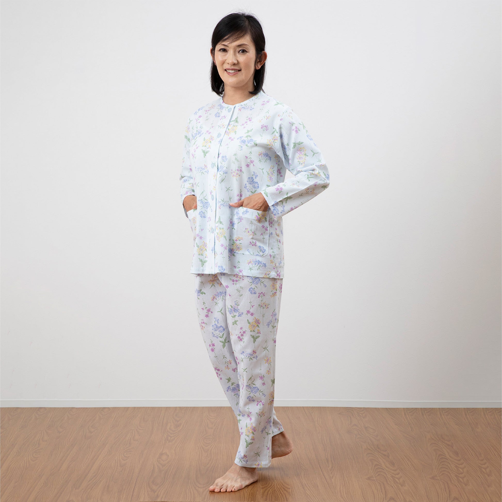 ロマンス小杉 日本製 レディースパジャマ 楊柳 長袖 前開き 丸首 洗える ポケット付き 春 夏 秋 涼しい 夏用 花柄 ブルー